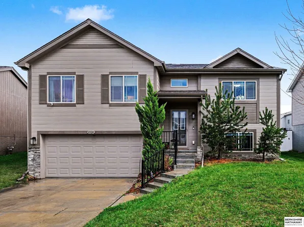 8520 Baker St, Omaha, NE 68122