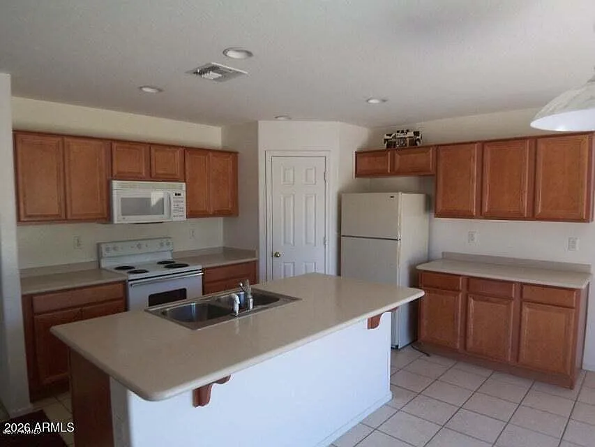 4 bed, 3.0 bath, 2138 sqft, $2,095 — Photo 2