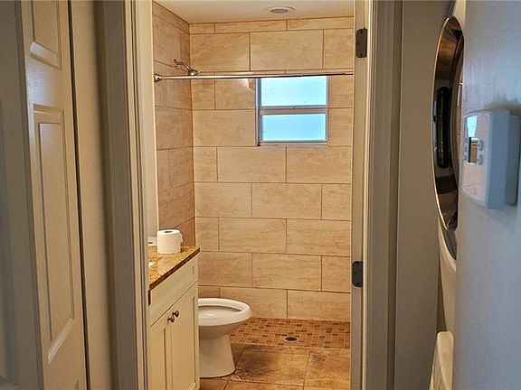 5th image of 608 SE 13th Ter
