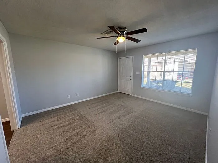 405 Schubert Dr #C — Photo 4