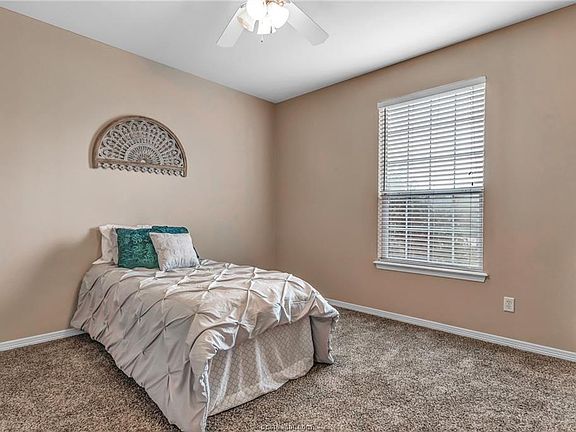 4th image of 305 Holleman Dr #203