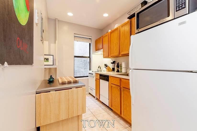 2nd image of 337 W 21st St APT 3E