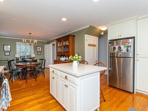 4th image of 484 Brook Rd