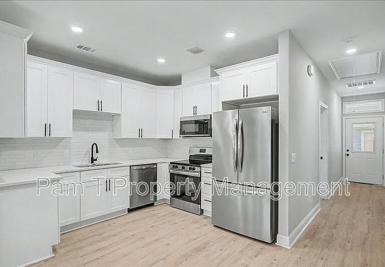 1019 W 35th St #B — Photo 8