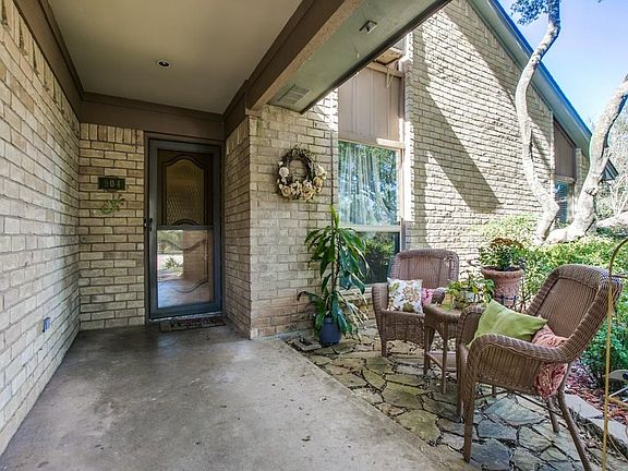 3rd image of 904 Willowcreek Ct