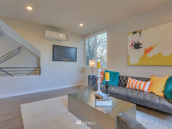 4th image of 11526 A Greenwood Avenue N