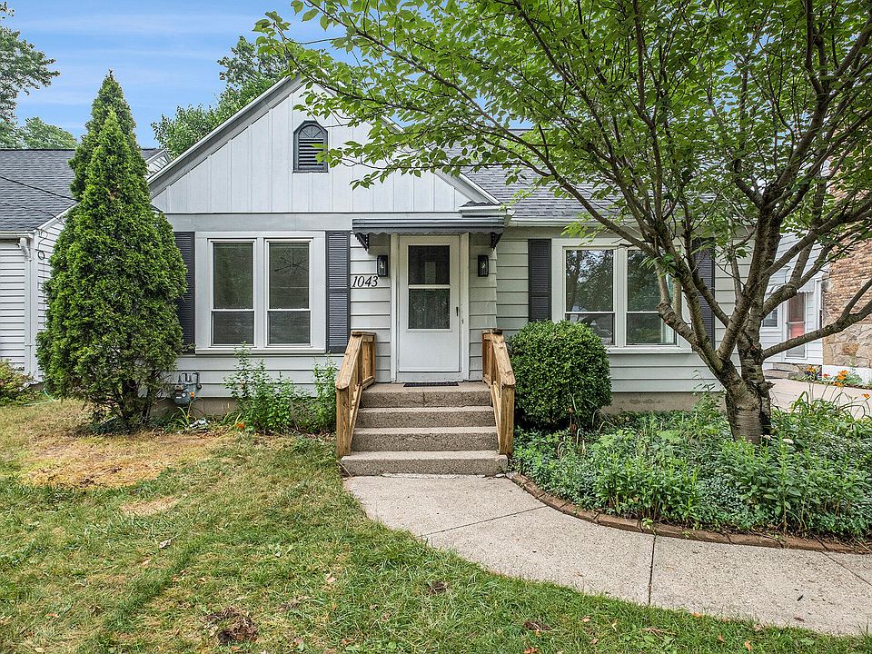 1st image of 1043 Edna St SE
