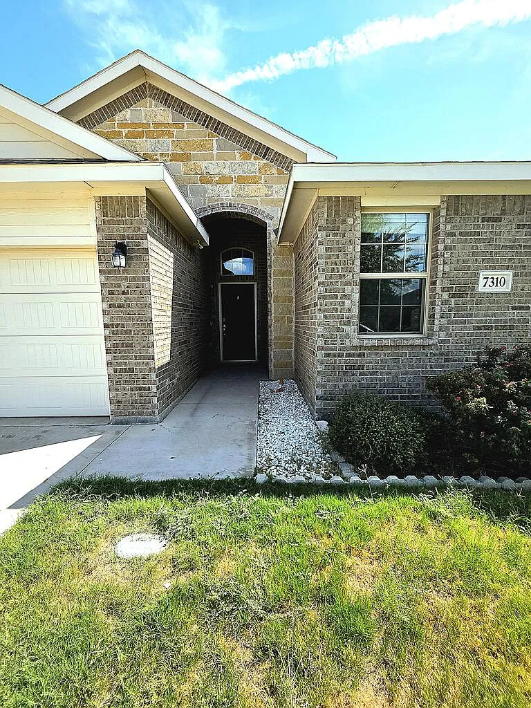 4 bed, 2.0 bath, 1782 sqft, $2,500 — Photo 2