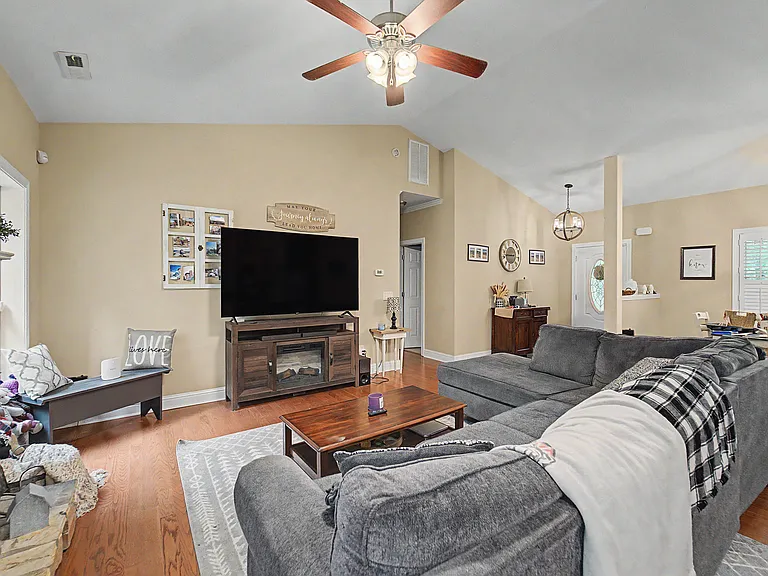 215 Oakridge Dr — Photo 12