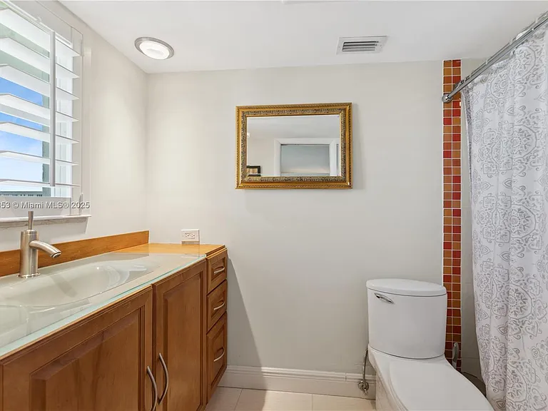 1160 Hillsboro Mile #901 — Photo 19