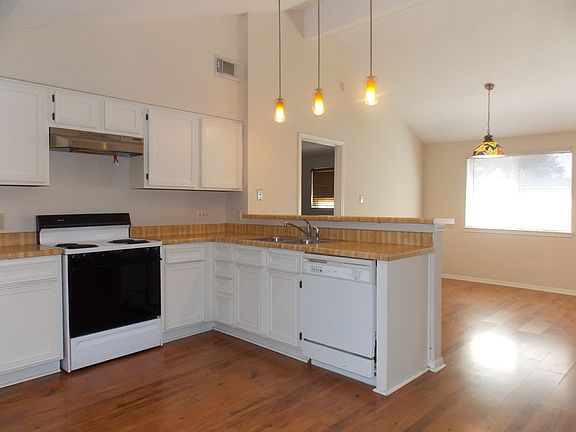 Big kitchen with breakfast bar