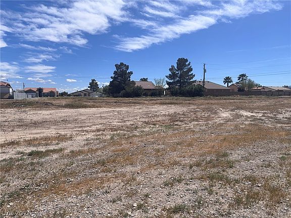2nd image of 1401 S Saddle Ct