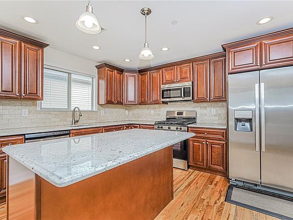 5th image of 15 Androvette Ave