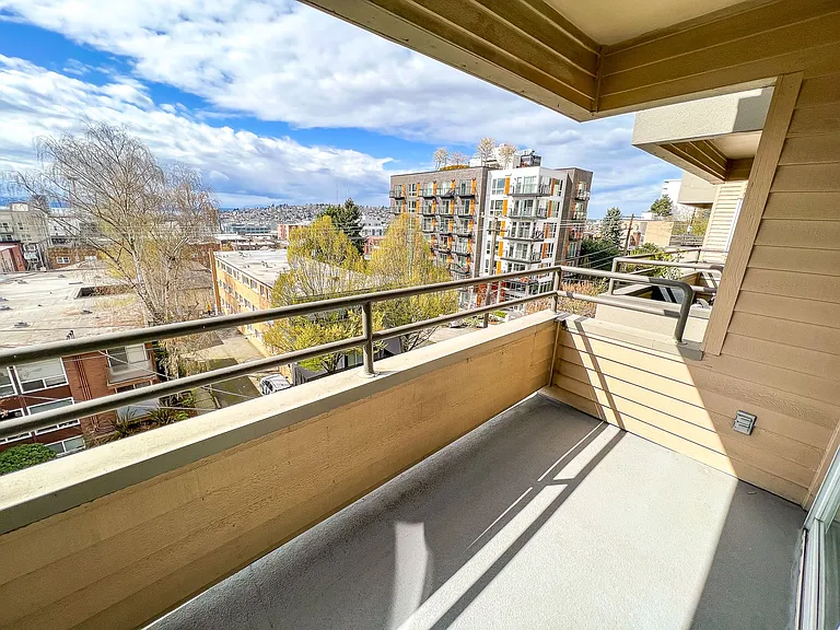 Castellan Apartments — Photo 11