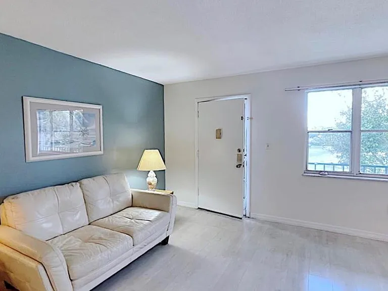 1200 Colonnades Dr #208 — Photo 5