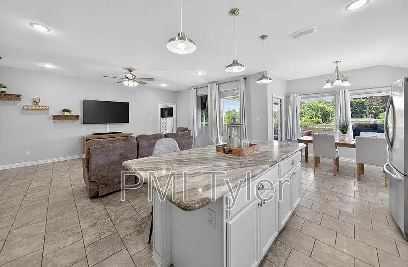 2 bed, 2.0 bath, $1,800 — Photo 4