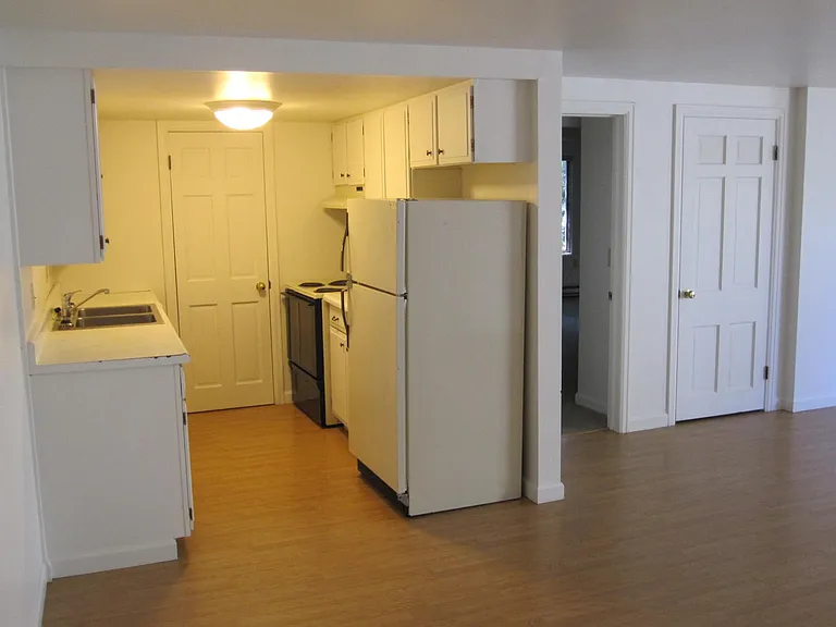 348 College St — Photo 5