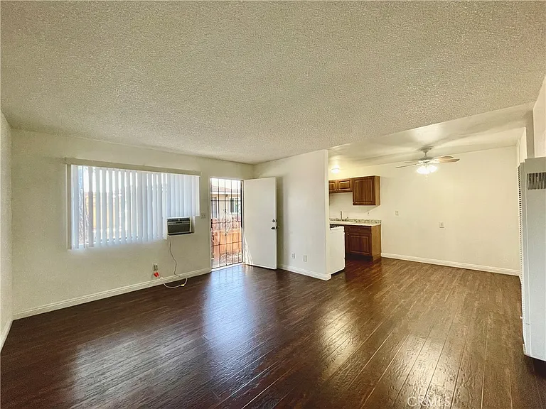 935 E Route 66 — Photo 3