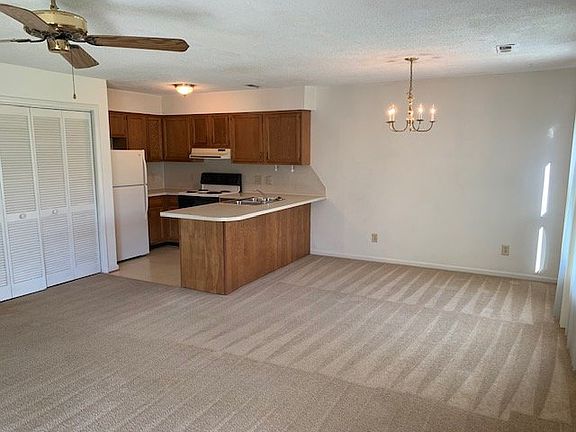 5th image of 143 W Victoria Ct APT B