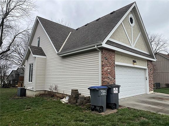 3rd image of 2430 NW Windwood Dr