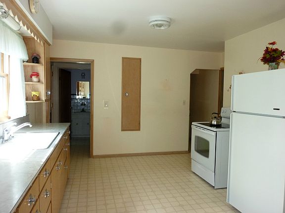 3rd image of 1613 Riverview Dr