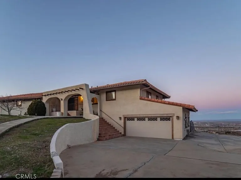 1055 Lakeview Dr — Photo 1