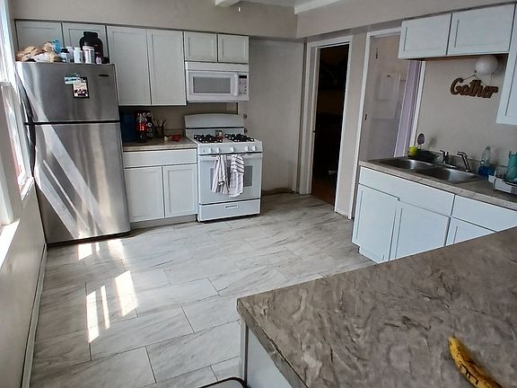 2nd image of 1719 N Astor St #1719