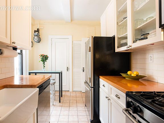 5th image of 150 W 95th St APT 6C