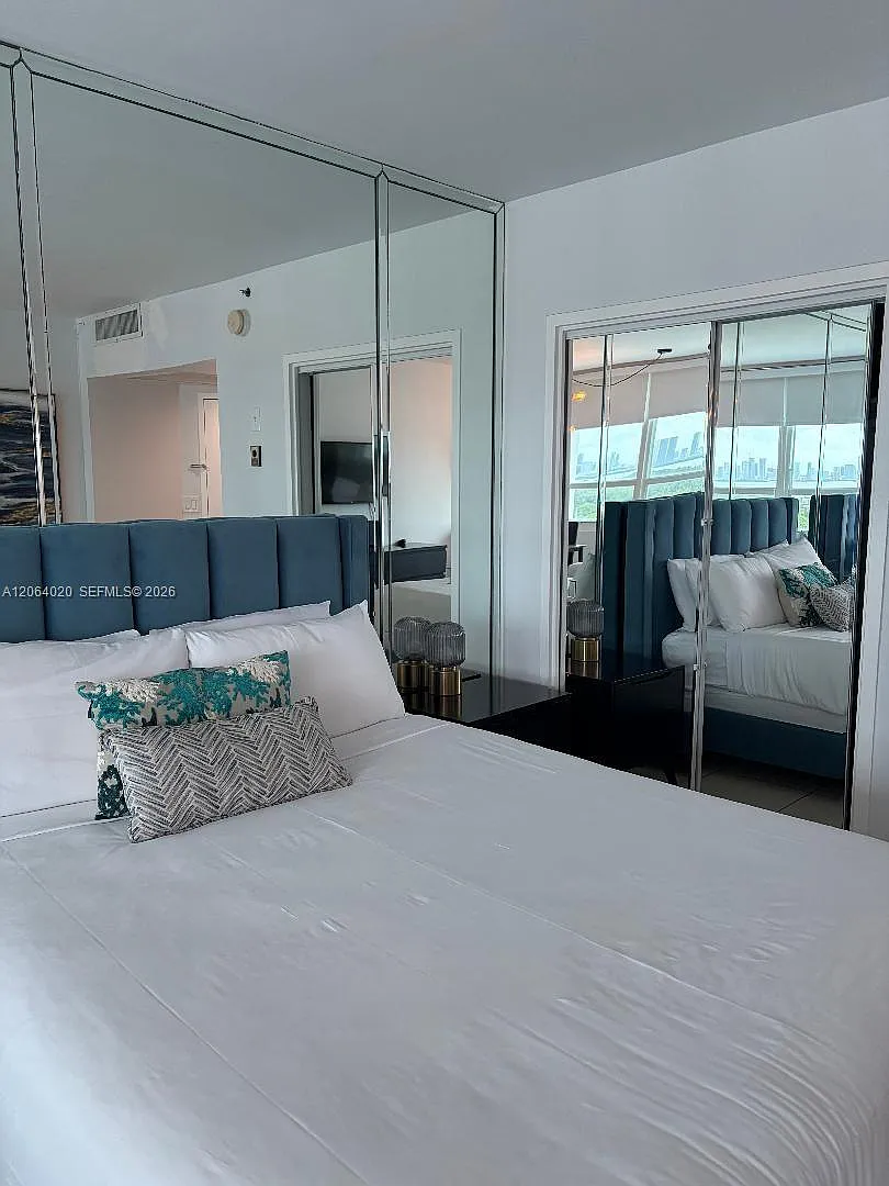 Castle Beach Club Condo — Photo 3