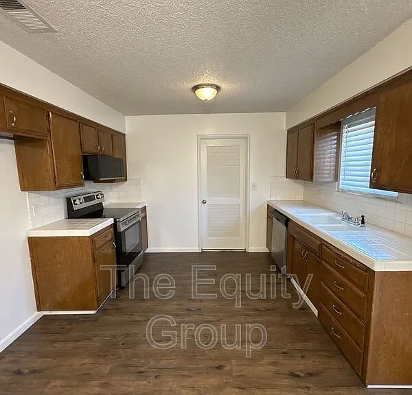 907 S Demaree St — Photo 4