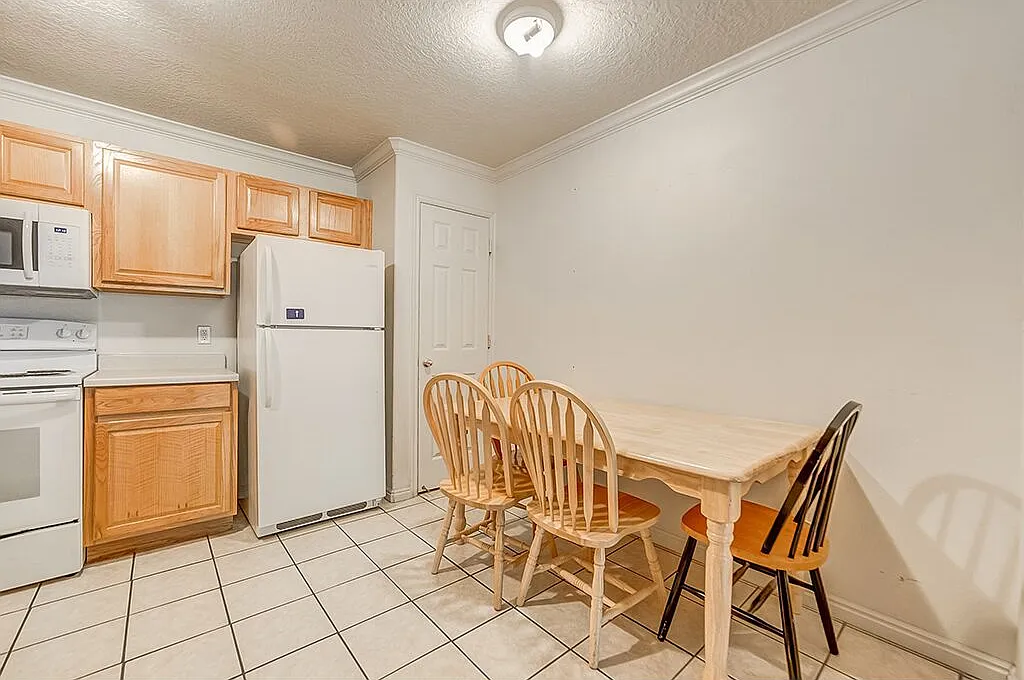 4 bed, 1056 sqft, $565 — Photo 2