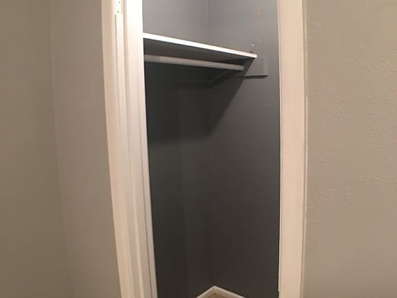 4th image of 416 Glenwood Ter