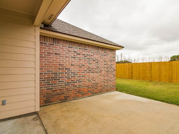 3rd image of 126 Legend Creek Dr