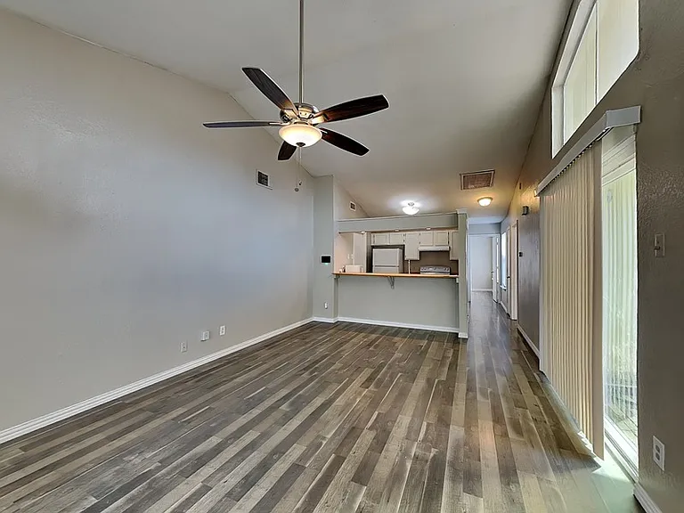 1621 Scottsdale Dr — Photo 2