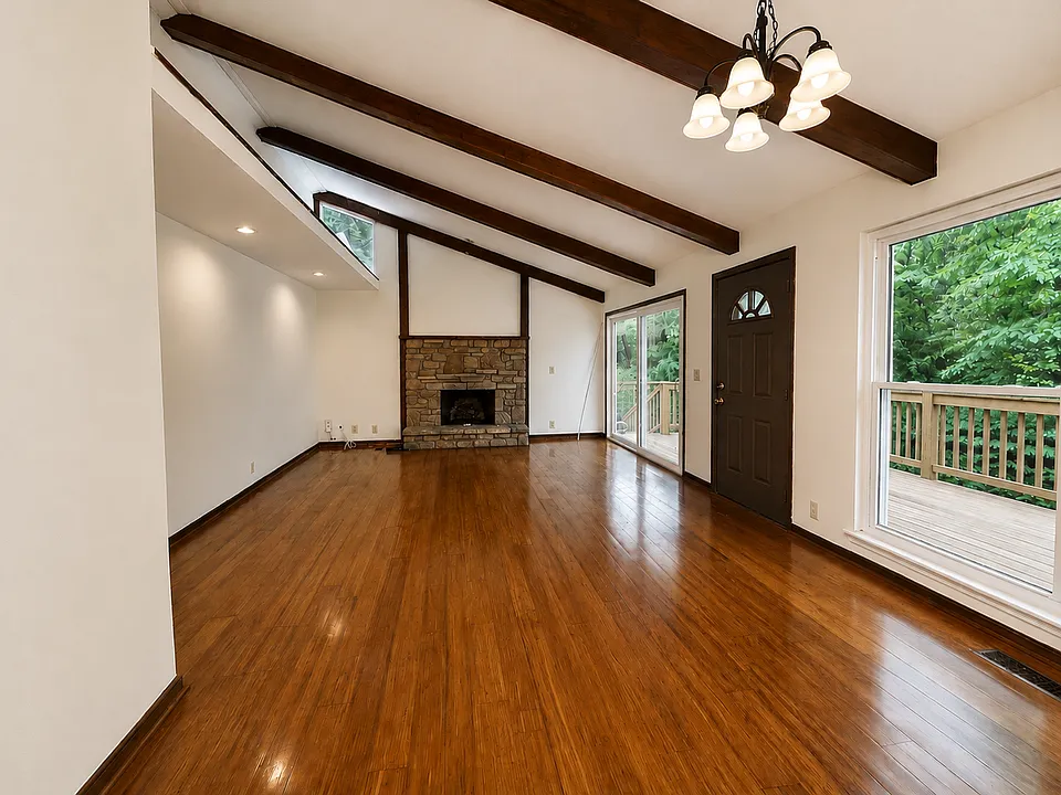 821 E Lakeside Dr