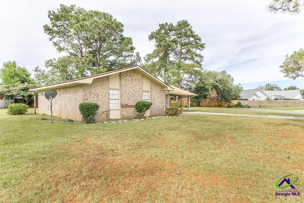 3 bed, 2.0 bath, 1088 sqft, $1,650 — Photo 3