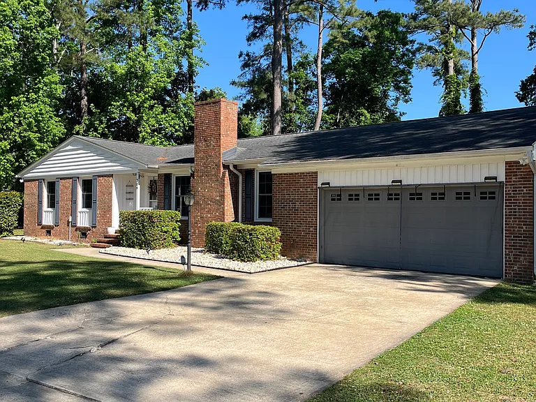 209 Country Club Dr — Photo 1