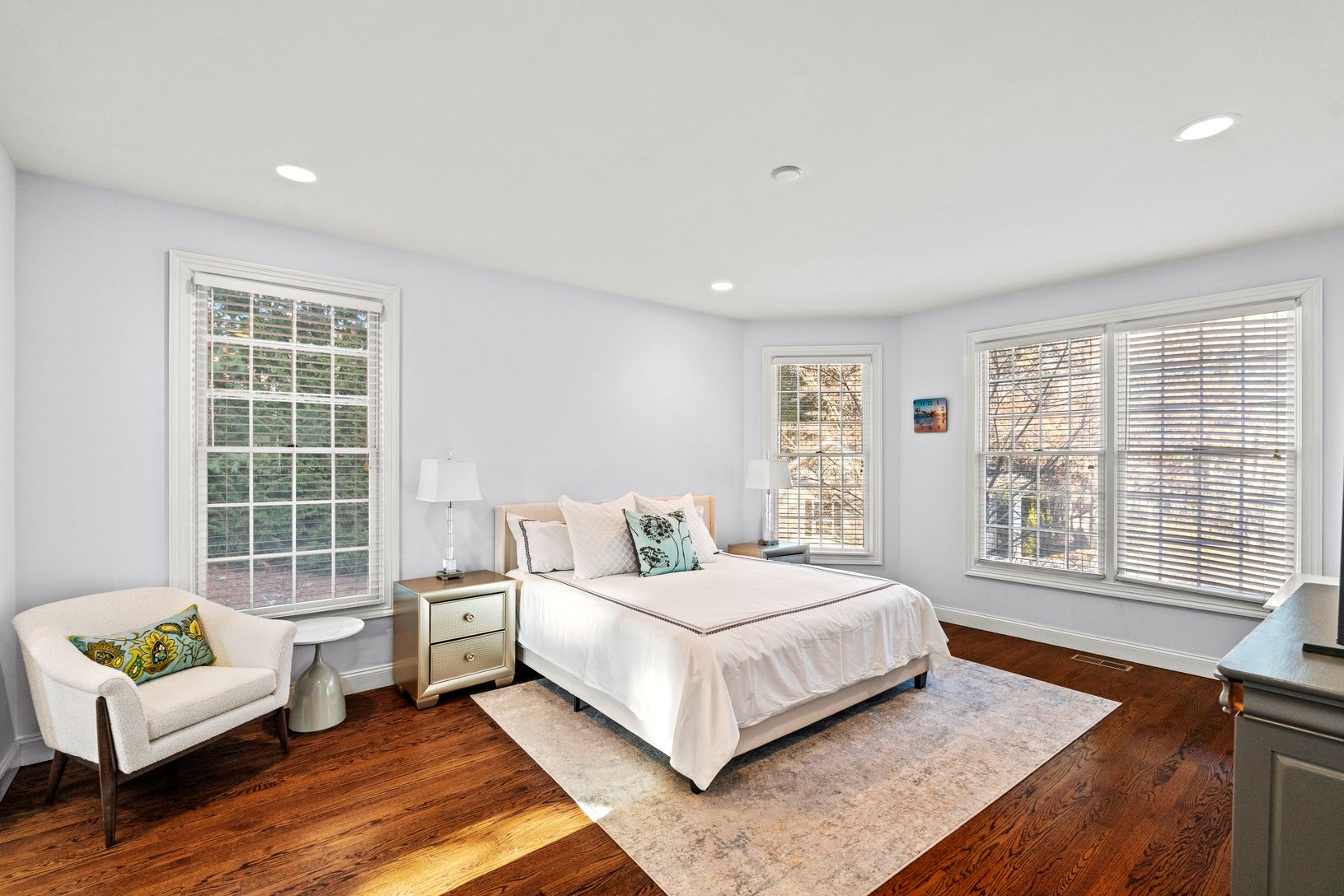  Sun-drenched bedroom 