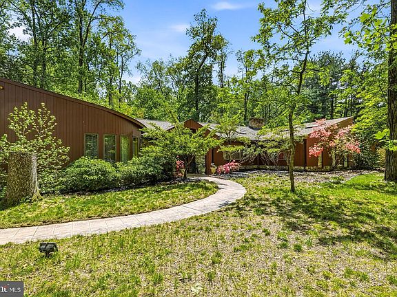 2nd image of 1112 Winding Dr