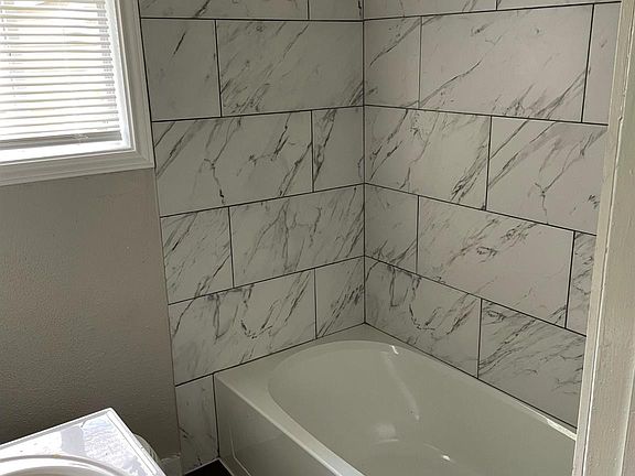 5th image of 2321 Franklin St APT 3