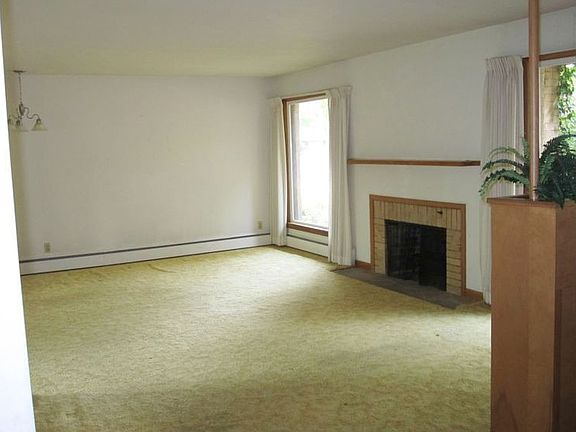 3rd image of 303 W Meadowbrook Dr