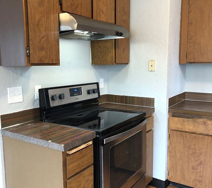 1st image of 613 W Maple St #6880087