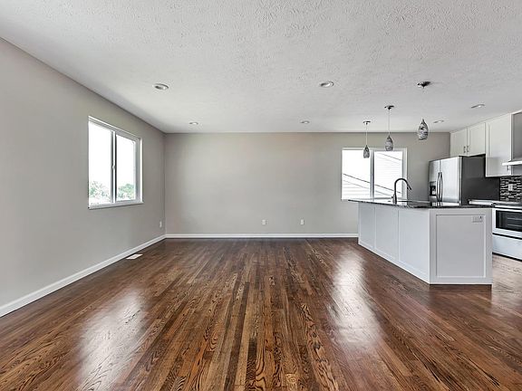 5th image of 797 Holyoke Dr