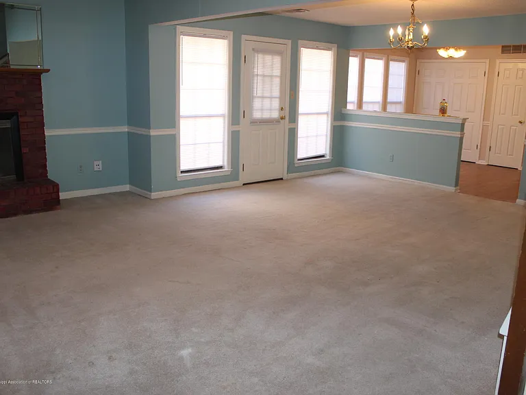 7090 Greenbriar Dr — Photo 3