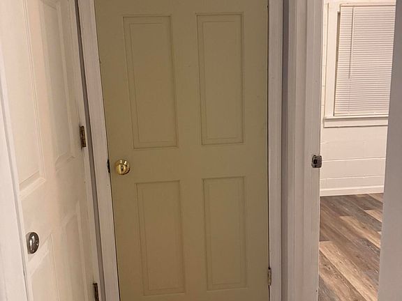4th image of 409 E Nelson Street