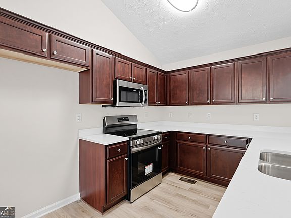 5th image of 549 Sycamore Dr