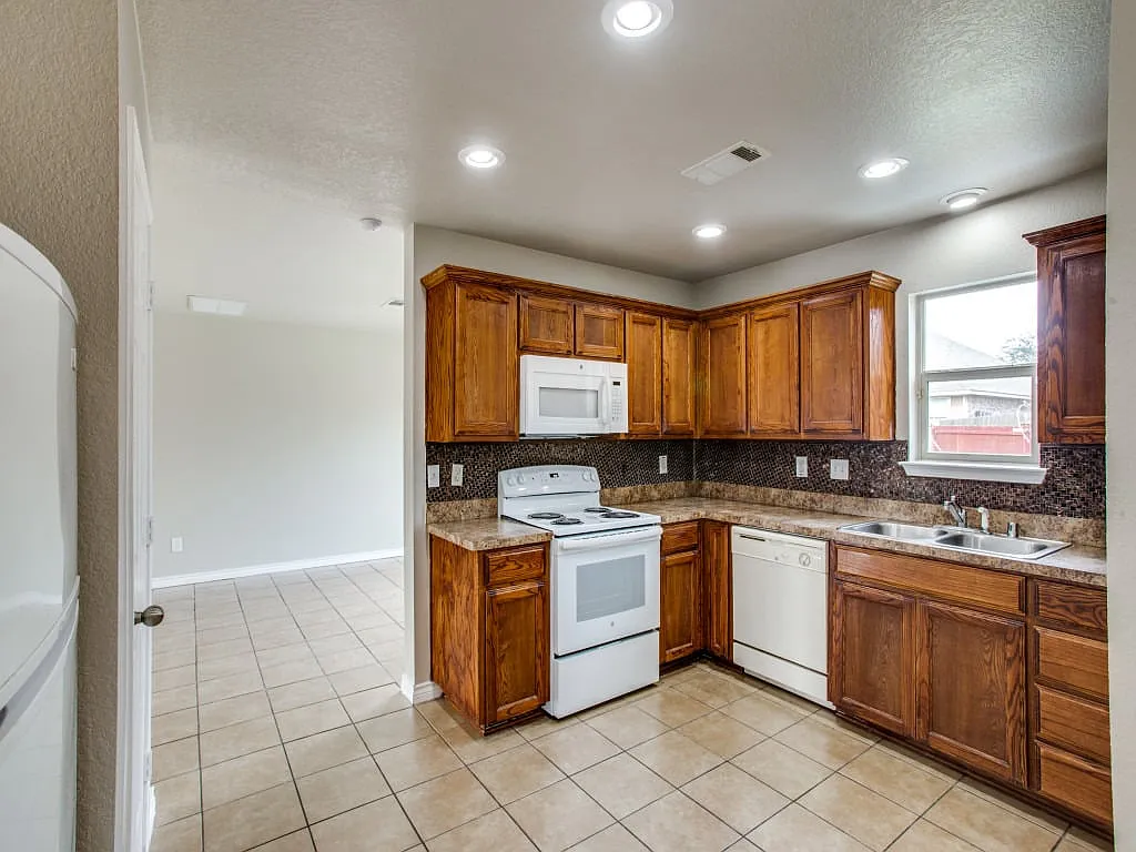 1208 Boxwood Drive Crowley TX 76036 — Photo 4