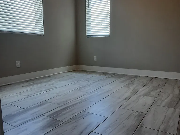 490 W Trinity Ln — Photo 13