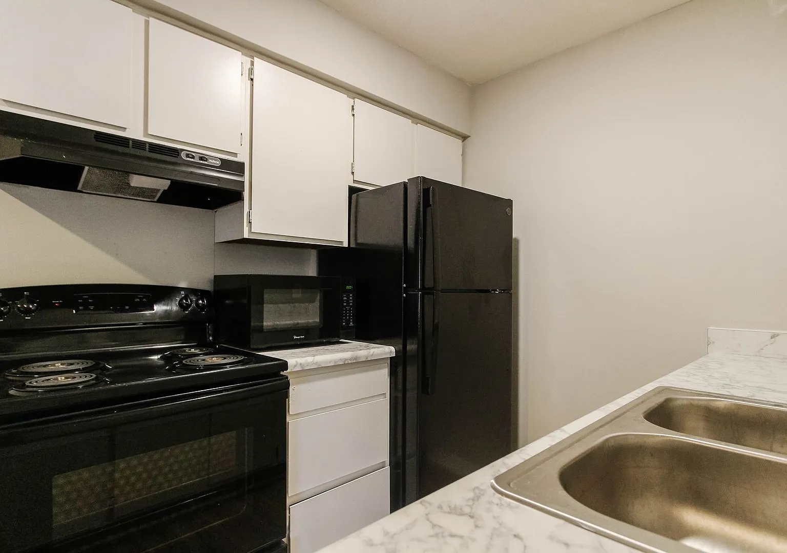 Fully Renovated 2 Bedroom Apartments! Pet Friendly! On-Site Laundry! — Photo 1