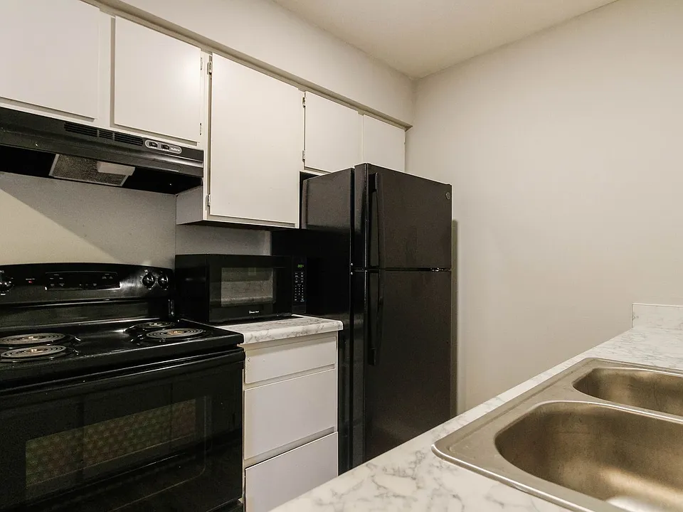 300 S West St #416